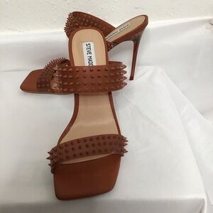 STEVE MADDEN WOMEN THE LUNNA TAN VINYL DOUBLE WIDE SPIKY SQUARE TOE HEELS SZ 9M